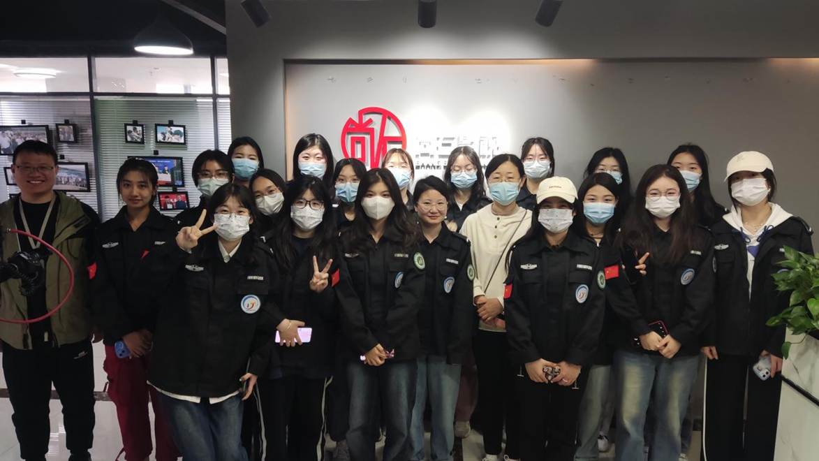 4.实习实训 专业学生赴影视公司参观学习